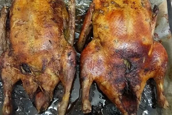 Knusprige frittierte Ente serviert auf einem Teller