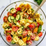 Frischer Tortellinisalat mit buntem Gemüse und Dressing