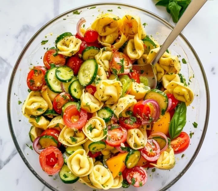 Frischer Tortellinisalat mit buntem Gemüse und Dressing