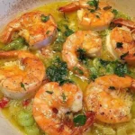 Garnelen Pil Pil in einer Pfanne mit Chili und Knoblauch