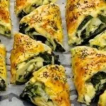 Leckere griechische Spinatpita mit frischem Spinat und Käse