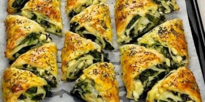 Leckere griechische Spinatpita mit frischem Spinat und Käse