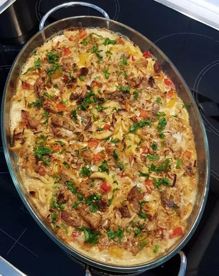 Leckerer Gyros-Spätzle Auflauf mit würzigem Fleisch und zarten Spätzle