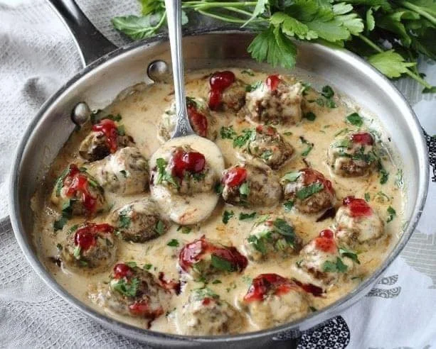Hackbällchen in cremiger Champignon-Soße serviert auf einem Teller