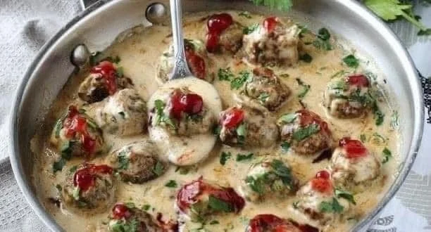 Hackbällchen serviert in einer cremigen Champignon-Soße