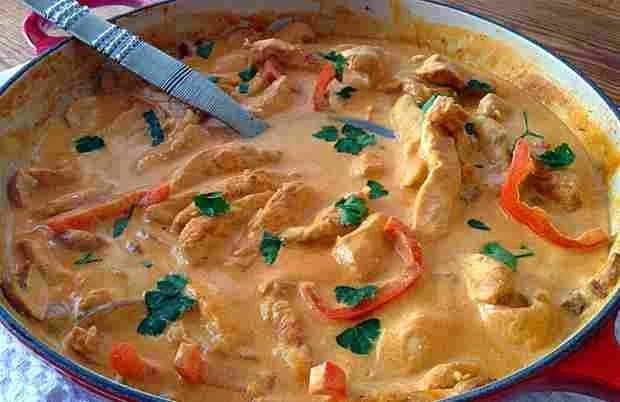 Delikates Hähnchen Stroganoff serviert mit Beilagen auf einem Teller