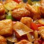 Hähnchen süß-sauer mit frischem Gemüse und einer süß-sauren Sauce