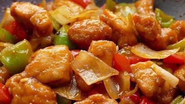 Hähnchen süß-sauer mit frischem Gemüse und einer süß-sauren Sauce