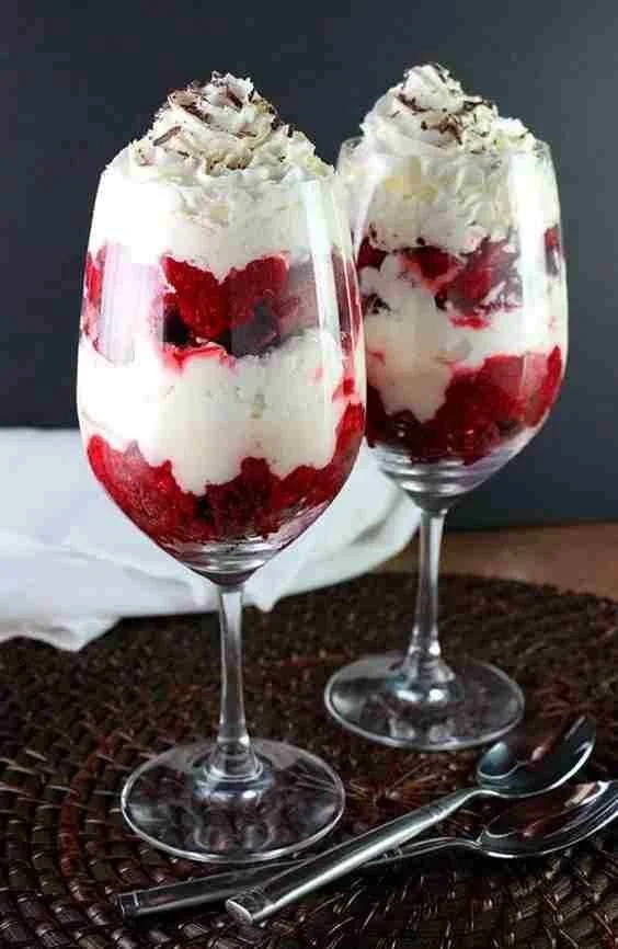 Himbeer Traum Dessert mit frischen Himbeeren und Sahne