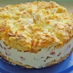 Himmelstorte mit Himbeere - leckeres und luftiges Dessert auf einem Teller