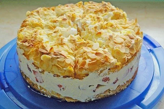 Himmelstorte mit Himbeere - leckeres und luftiges Dessert auf einem Teller