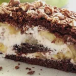 Kakao-Rolle mit Mascarpone und Bananen, ein köstliches Dessert Rezept