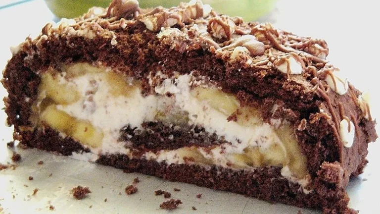 Kakao-Rolle mit Mascarpone und Bananen, ein köstliches Dessert Rezept