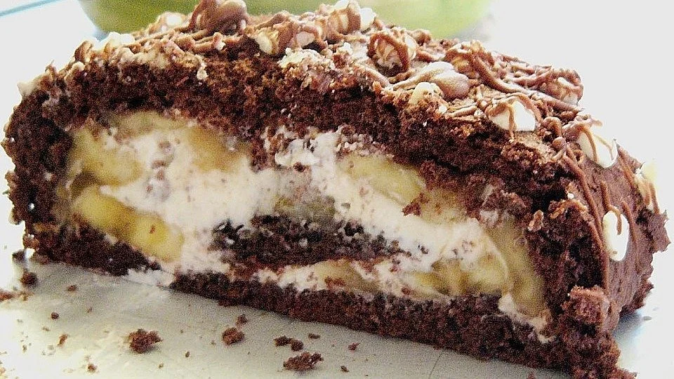 Kakao-Rolle mit Mascarpone und Bananen, ein köstliches Dessert Rezept