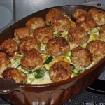 Kartoffelauflauf mit Lauch, Hackbällchen und Gorgonzola frisch serviert.