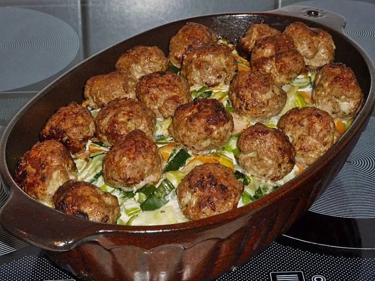Kartoffelauflauf mit Lauch, Hackbällchen und Gorgonzola frisch serviert.