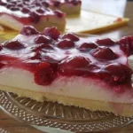 Kirsch-Schmand-Blechkuchen mit frischen Kirschen und cremiger Schmandfüllung.