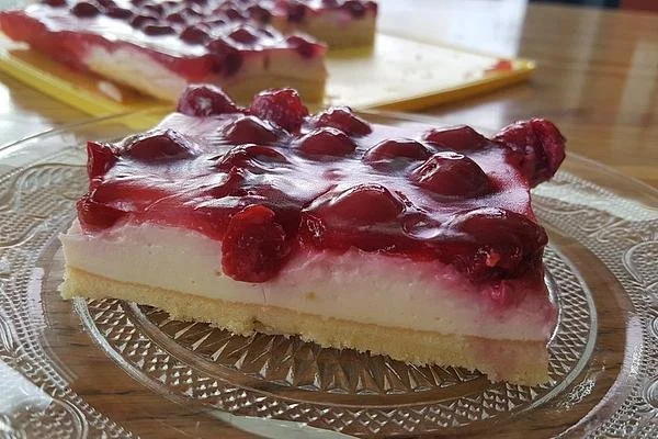 Kirsch-Schmand-Blechkuchen mit frischen Kirschen und cremiger Schmandfüllung.