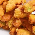 Knusprige Zucchinistangen frisch aus dem Ofen serviert