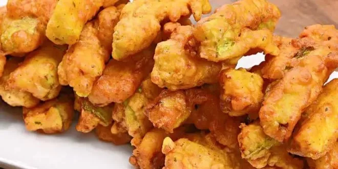 Knusprige Zucchinistangen frisch aus dem Ofen serviert