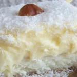 Saftiger Kokoskuche mit Vanillepudding auf einem Teller