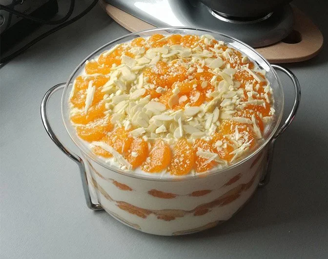 Leckeres Mandarinen-Tiramisu mit frischen Mandarinen und cremiger Schicht