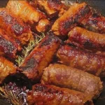 Mini-Rouladen gefüllt mit Pesto und Schinken, serviert mit Oliven-Rotwein-Sauce