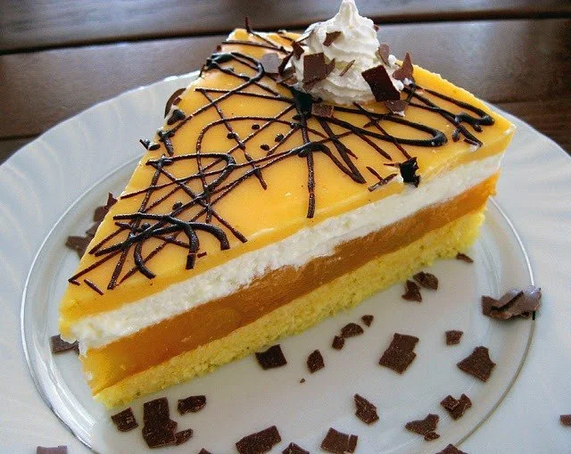 Köstliche Multivitamin-Torte mit frischen Früchten und Nüssen