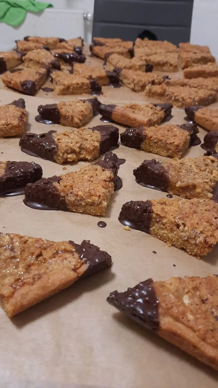 Leckere Nussecken auf einem Teller, perfekt für Kaffeepausen.