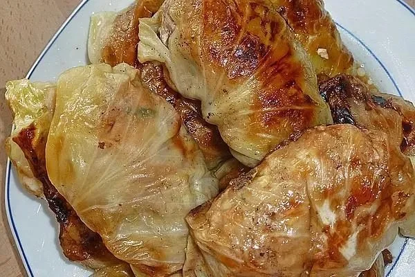 Omas Kohlrouladen mit leckerer Füllung aus Hackfleisch und Gewürzen