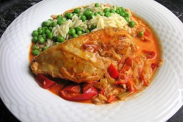 Paprika-Sahne-Hähnchen mit cremiger Sauce und frischen Paprika-Schalen