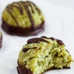 Pistazien-Kokosmakronen auf einem Teller, frisch gebacken