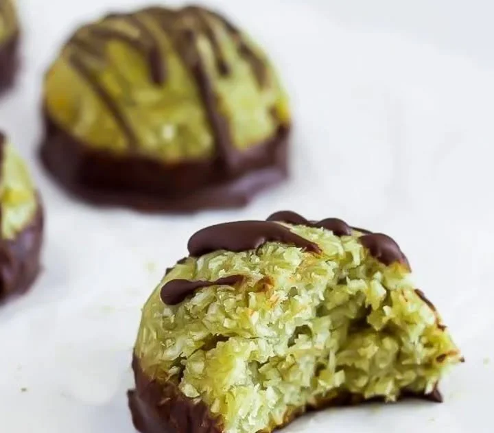 Pistazien-Kokosmakronen auf einem Teller, frisch gebacken