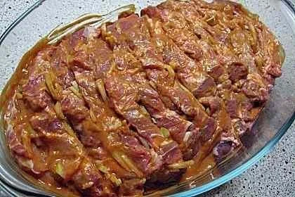 Räuberbraten mit frischen Kräutern und Beilagen auf einem Teller angerichtet.