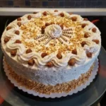 Sahne-Nuss-Torte mit frischer Sahne und Nüssen auf einem eleganten Teller.