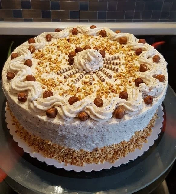 Sahne-Nuss-Torte mit sahniger Füllung und Nüssen, perfekt für Feiern