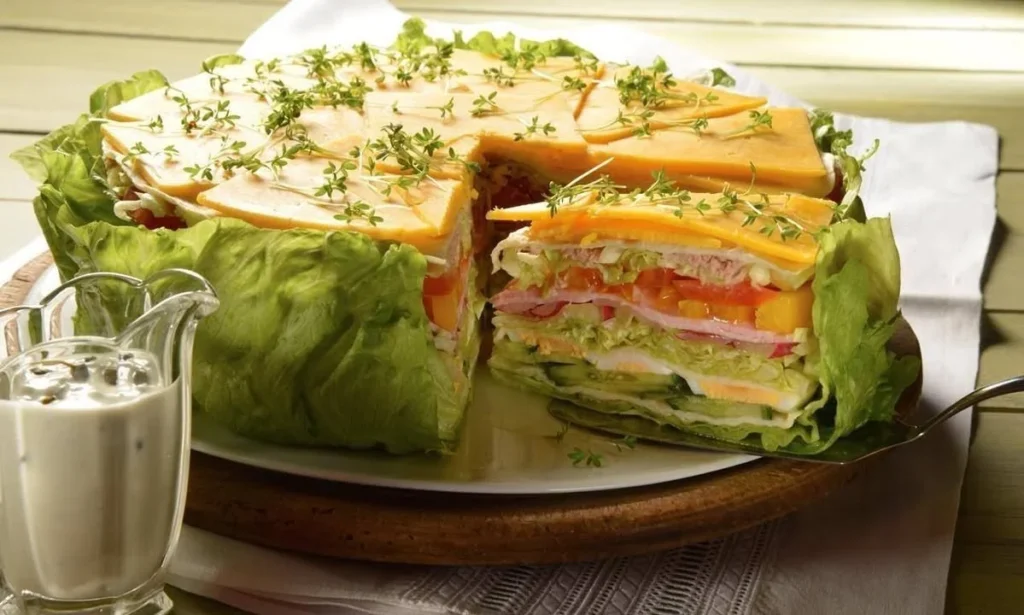 Bunte und kreative Salattorte mit frischen Zutaten für jeden Anlass