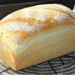 Frisches Sandwichbrot auf einem Tisch mit verschiedenen Zutaten