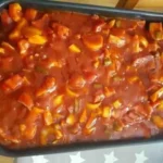 Schaschlik Topf mit leckerem Fleisch und buntem Gemüse zubereitet für ein Grillfest