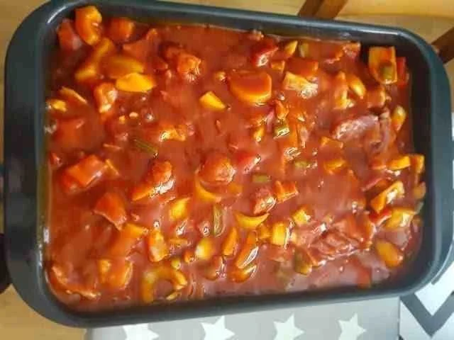 Schaschlik Topf mit leckerem Fleisch und buntem Gemüse zubereitet für ein Grillfest