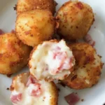 Leckere Schinken-Käse-Kroketten auf einem Teller serviert.