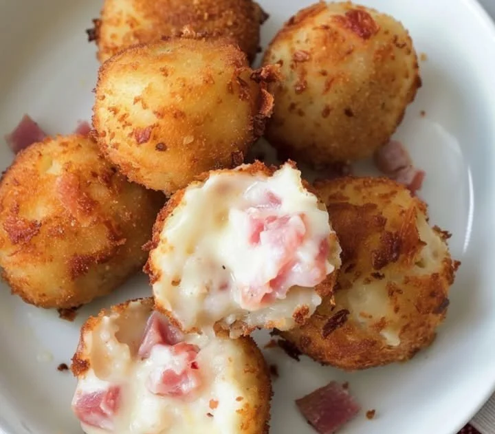 Leckere Schinken-Käse-Kroketten auf einem Teller serviert.