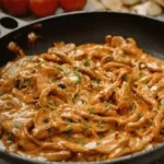 Schnitzelstreifen in cremiger Senfsahnesauce serviert auf einem Teller