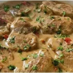 Schnitzelstreifen in Senfsahnesoße auf einem Teller serviert