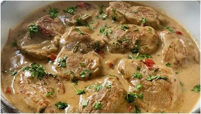 Schnitzelstreifen in Senfsahnesoße auf einem Teller serviert