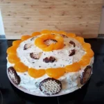 Schokokuss-Torte mit Mandarinen auf einem eleganten Teller