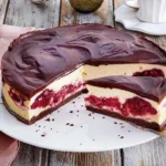 Schwarzwälder-Käse-Torte mit Schokolade und Kirschen auf einem Teller