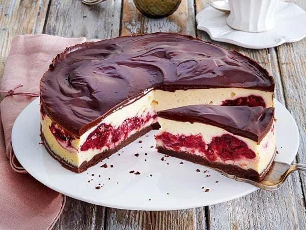 Schwarzwälder-Käse-Torte mit Schokolade und Kirschen auf einem Teller