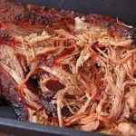 Schweinebauch aus dem Smoker, saftig und knusprig zubereitet