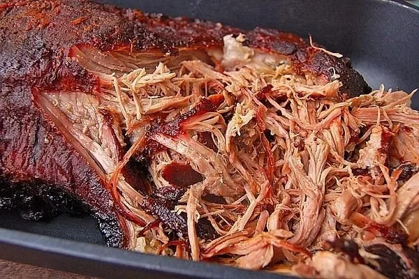 Schweinebauch aus dem Smoker, saftig und knusprig zubereitet